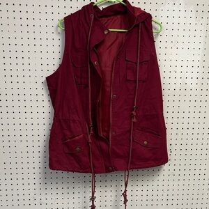 Women’s XXL burgundy cargo vest with hood